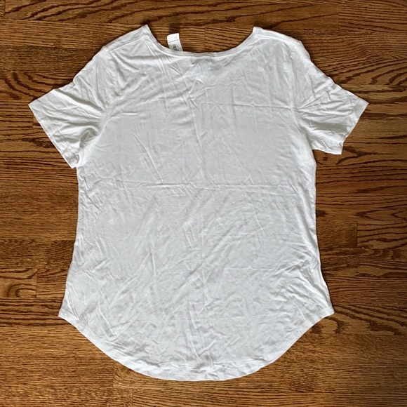 Old Navy Rose All Day Graphic T-shirt - Picture 4 of 4